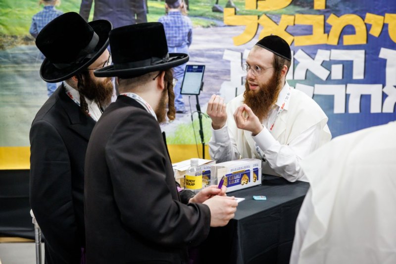 האחים לעטשעווסקי ואברומי בלום