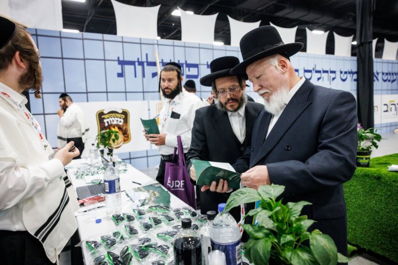 האחים לעטשעווסקי ואברומי בלום