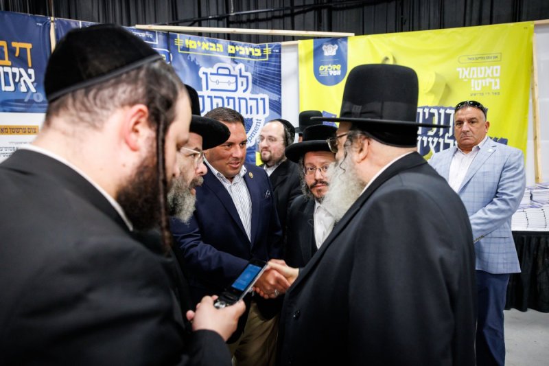 האחים לעטשעווסקי ואברומי בלום