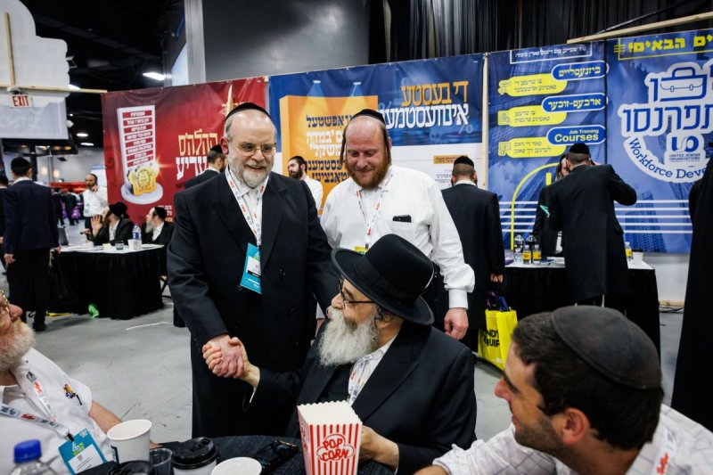 האחים לעטשעווסקי ואברומי בלום