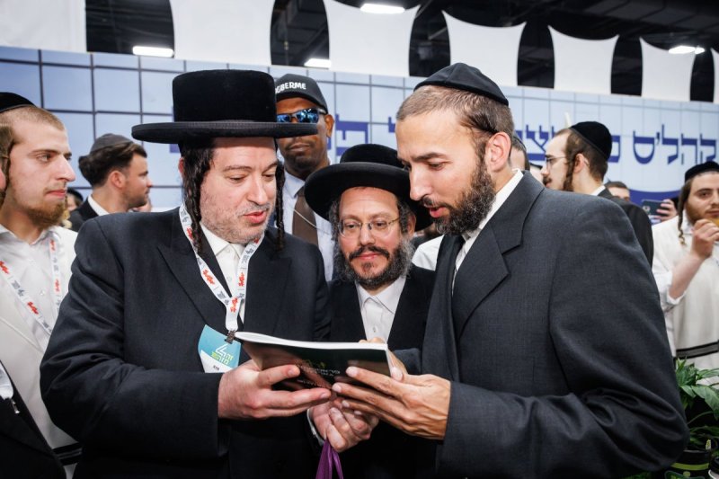 האחים לעטשעווסקי ואברומי בלום