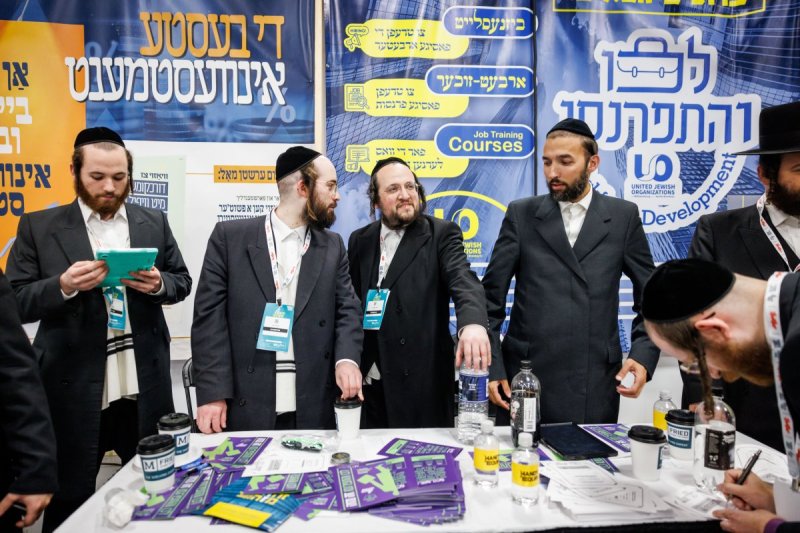 האחים לעטשעווסקי ואברומי בלום