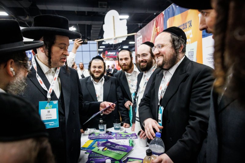 האחים לעטשעווסקי ואברומי בלום