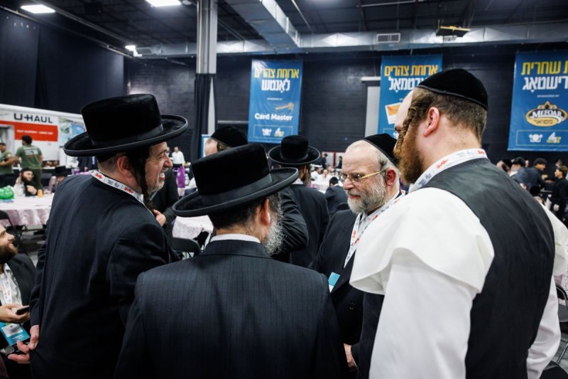 האחים לעטשעווסקי ואברומי בלום