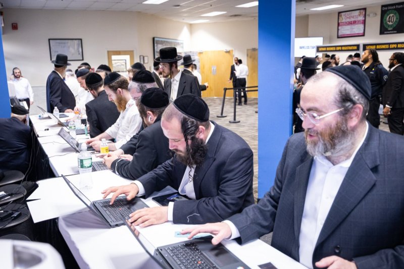 האחים לעטשעווסקי ואברומי בלום