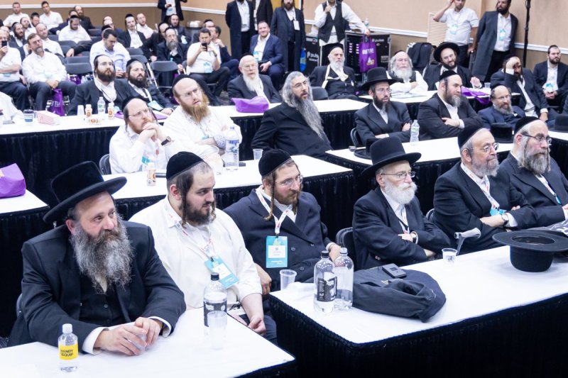 האחים לעטשעווסקי ואברומי בלום