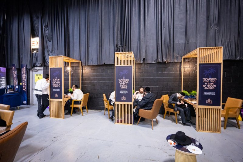 האחים לעטשעווסקי ואברומי בלום