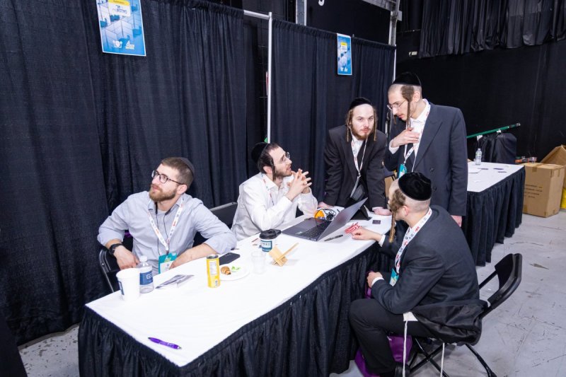 האחים לעטשעווסקי ואברומי בלום