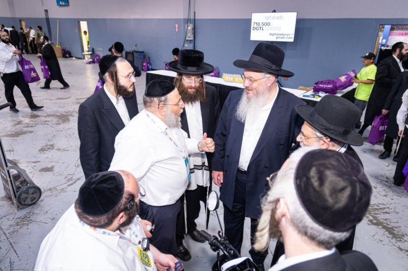 האחים לעטשעווסקי ואברומי בלום