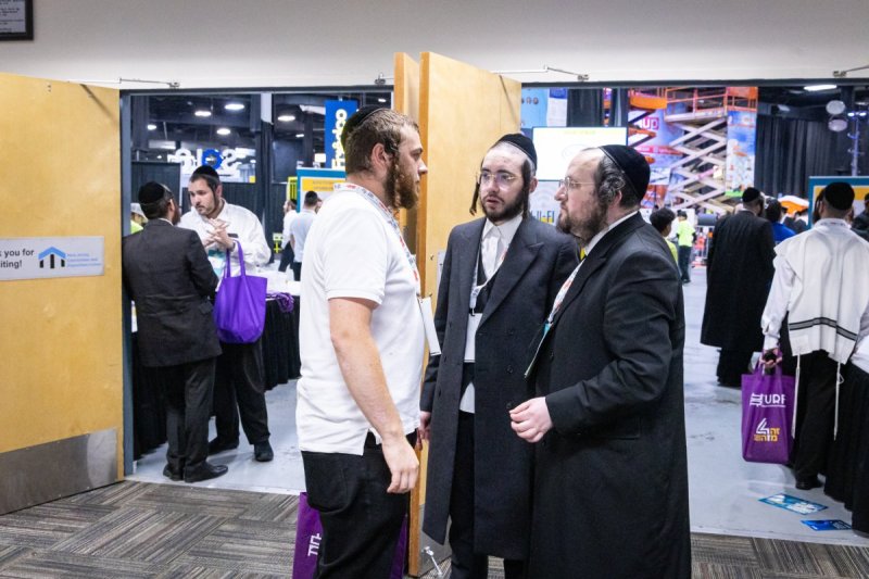 האחים לעטשעווסקי ואברומי בלום