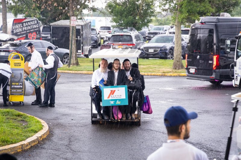 האחים לעטשעווסקי ואברומי בלום