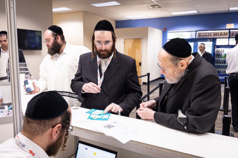 האחים לעטשעווסקי ואברומי בלום