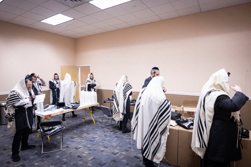 האחים לעטשעווסקי ואברומי בלום