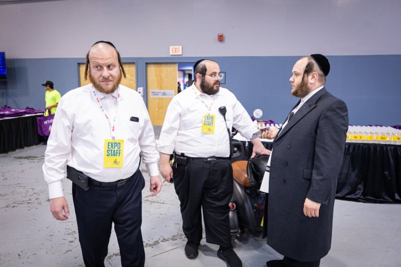 האחים לעטשעווסקי ואברומי בלום