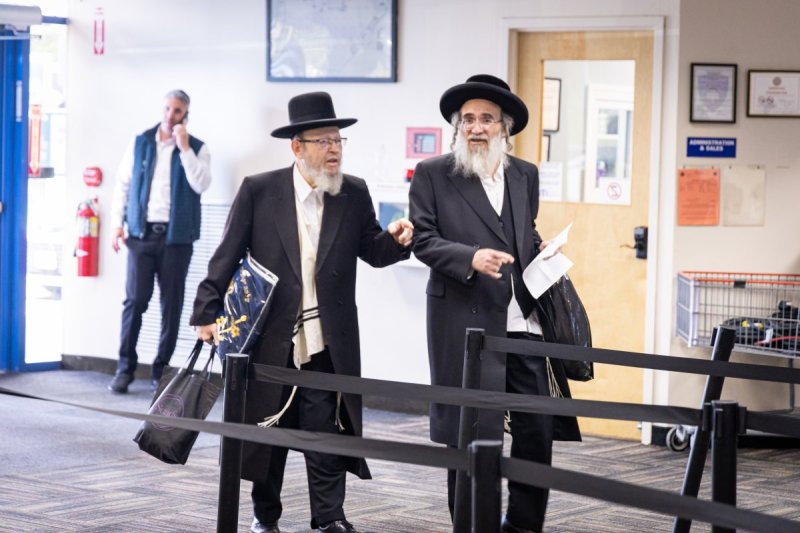 האחים לעטשעווסקי ואברומי בלום