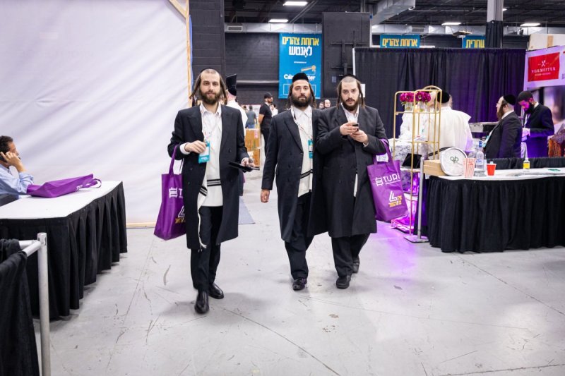 האחים לעטשעווסקי ואברומי בלום