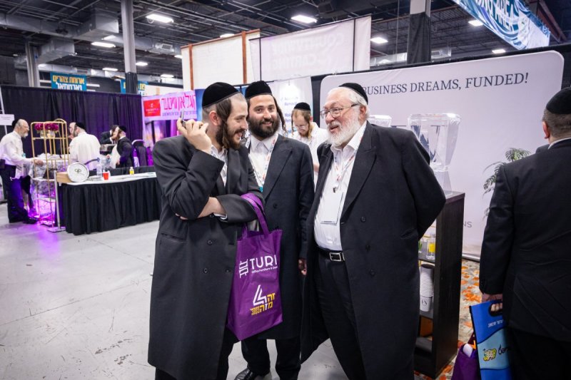 האחים לעטשעווסקי ואברומי בלום