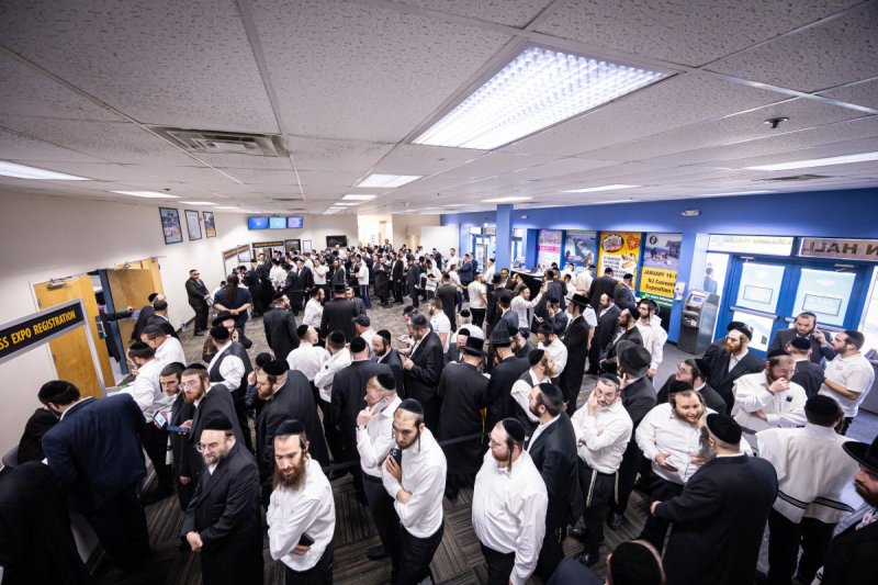 האחים לעטשעווסקי ואברומי בלום