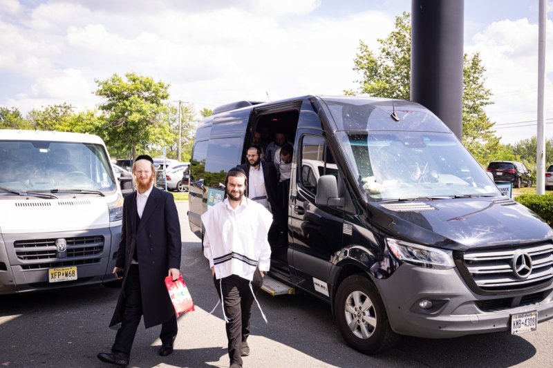 האחים לעטשעווסקי ואברומי בלום