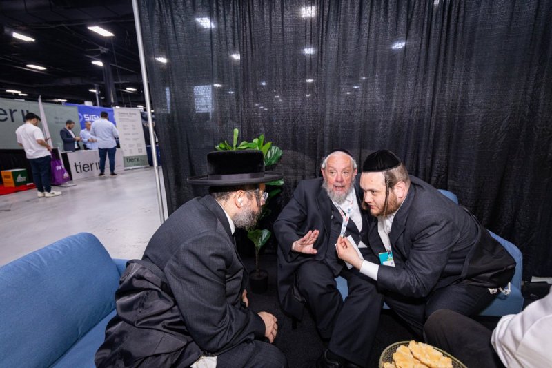 האחים לעטשעווסקי ואברומי בלום