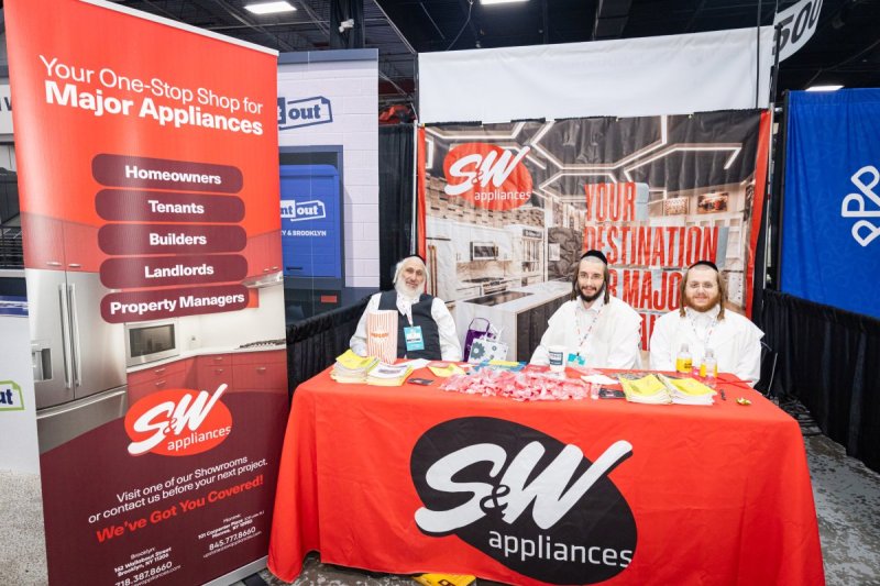 האחים לעטשעווסקי ואברומי בלום