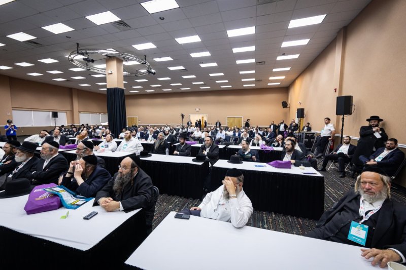 האחים לעטשעווסקי ואברומי בלום