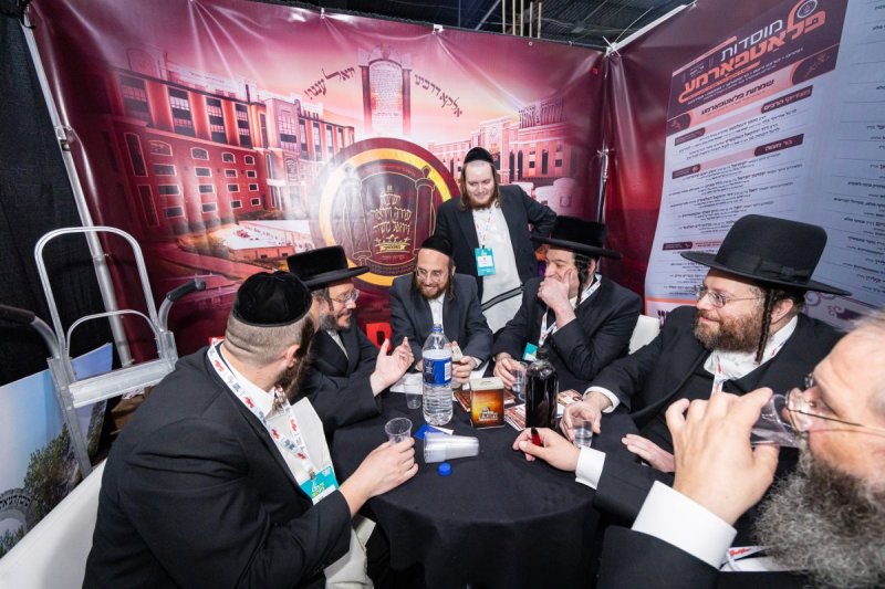 האחים לעטשעווסקי ואברומי בלום