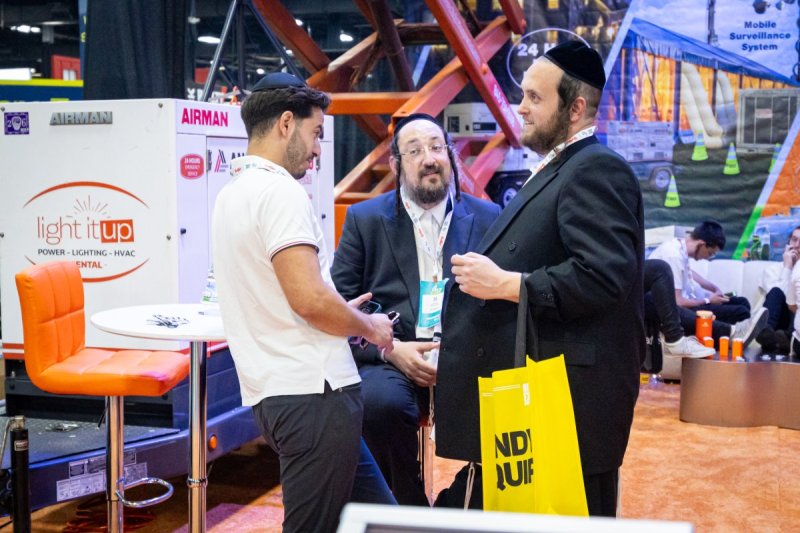 האחים לעטשעווסקי ואברומי בלום