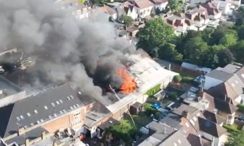 שריפת ענק בסופרמרקט החרדי, 100 כבאים נאבקים בלהבות | צפו