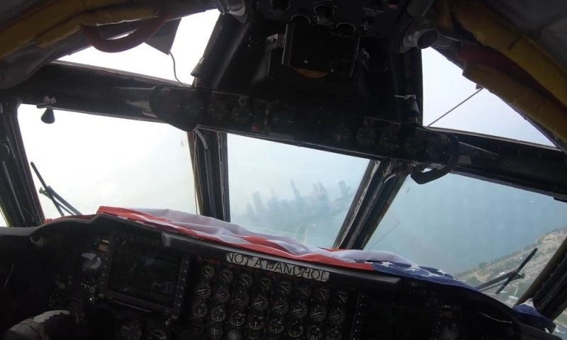 הצצה לתא הטייס של המפציץ האסטרטגי B-52