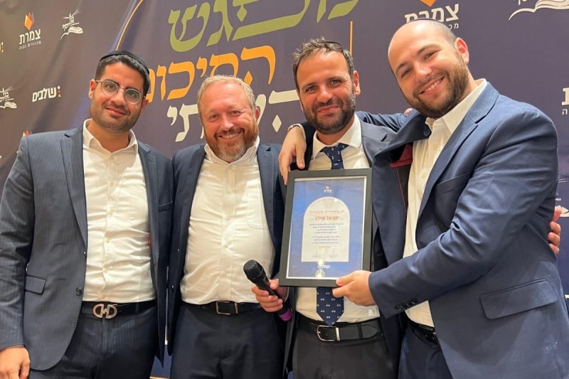 באדיבות המצלם