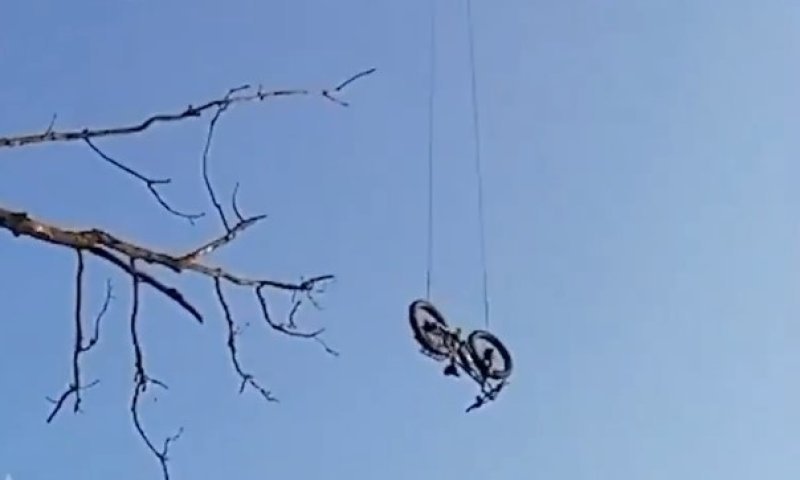 רחפן אוקראיני מנחית אופניים חשמליים לחייל פצוע
