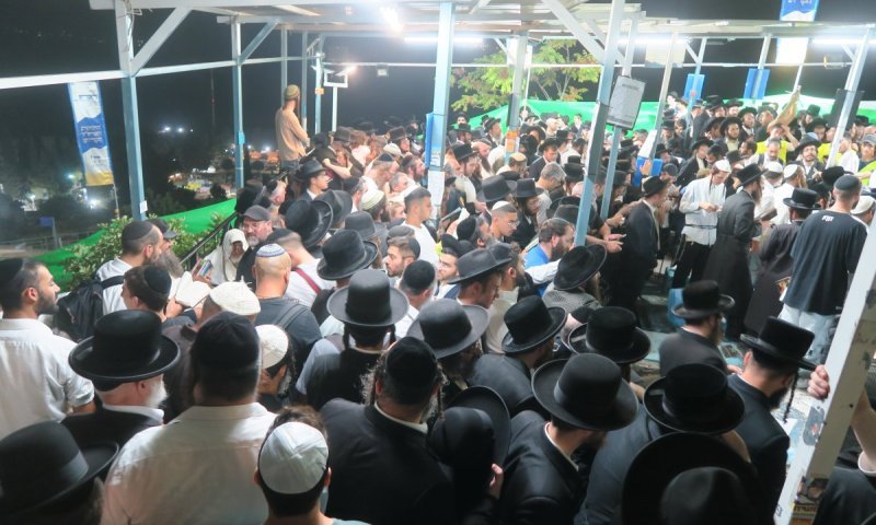 453 שנים להסתלקותו: רבבות עלו להאר"י הקדוש וביקשו ישועה