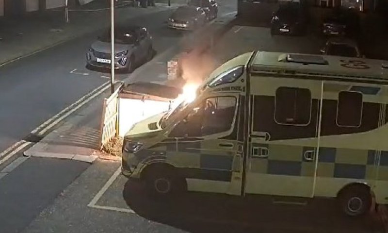 מתקפת השנאה בלונדון: שני גברים נעצרו בחשד להצתת האמבולנסים בגולדרס גרין