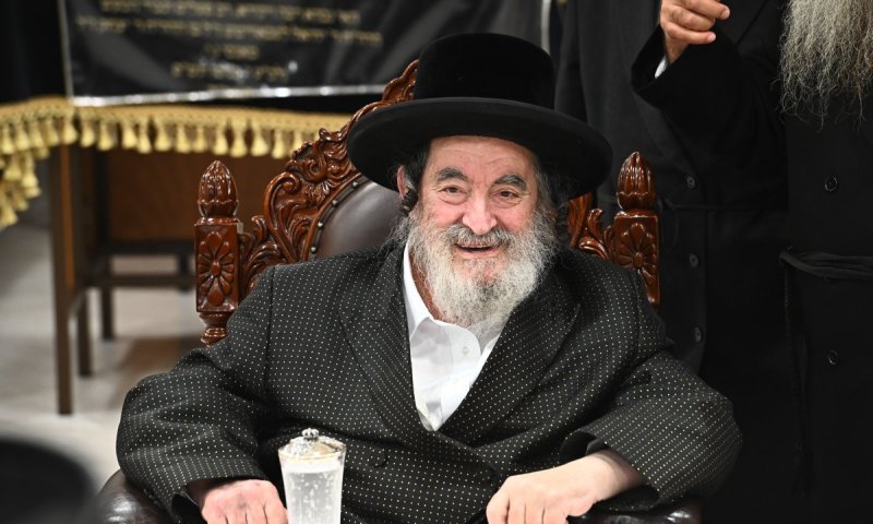 החסידים התרגשו: האדמו"ר מויז'ניץ קיבל את חסידיו לקראת ראש השנה | צפו