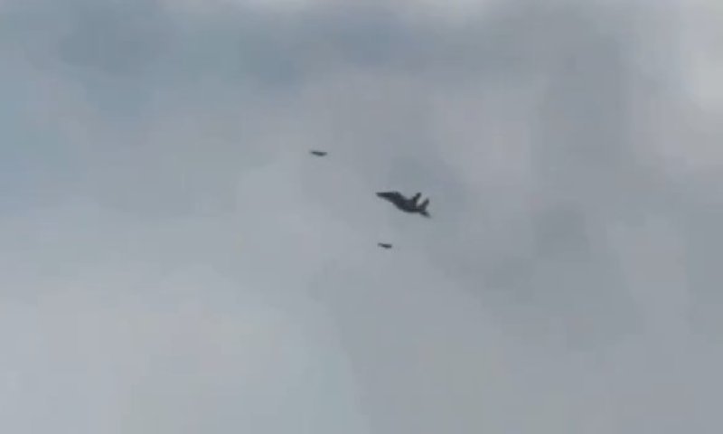 תיעוד דרמטי: F-15 אמריקאי במרדף אחר כטב"ם איראני