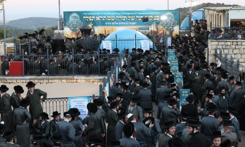 מיליוני שקלים וי"ב חלות לפרנסה: חסידי תולדות אהרן עלו למירון