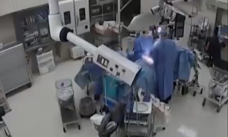 באמצע הניתוח: הרופאים הגנו בגופם על המטופלים בזמן רעידת אדמה