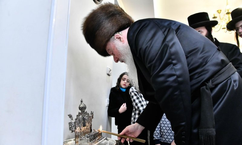 ברחוב יצחק מאיר הכהן: הרבי לבית רוז'ין חבש 'קולפיק' והדליק בחנוכיה עתיקה