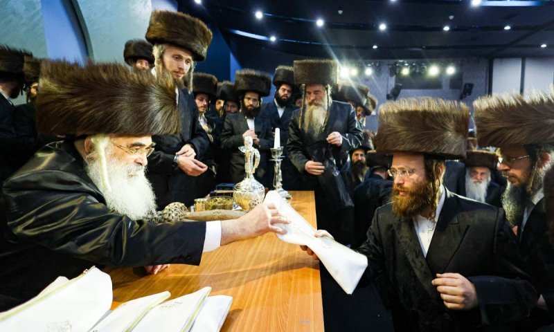 "השבת נועם" באשקלון: תומכי מוסדות דושינסקיא התעלו בראשות האדמו"ר