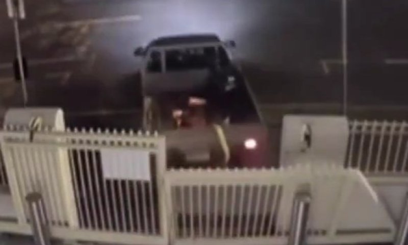 צפו: גבר אנטישמי נגח עם רכבו את שער בית הכנסת