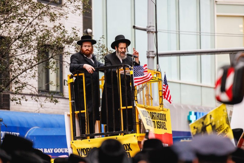 האחים לאנטשעווסקי, אברומי בלום, ד. ה. כרם, אייזיק. י, Clear shot