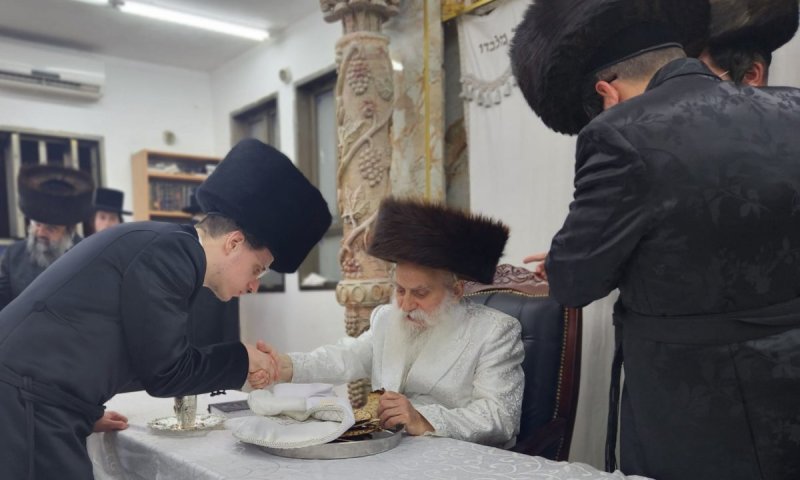 חג הפסח בבוטושאן: האדמו"ר חילק מצה לשמירה והצלחה בנעילת החג