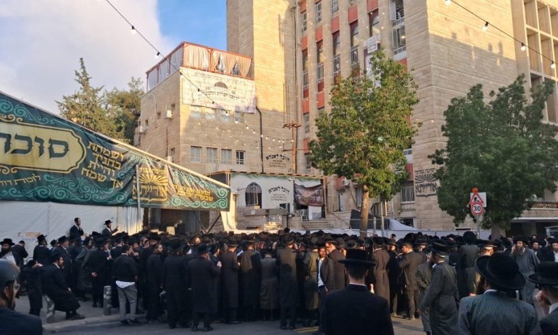 הנגיד יואלי לנדא חילק מעטפות עם מיליוני שקלים | רחוב שטראוס נחסם לתנועה