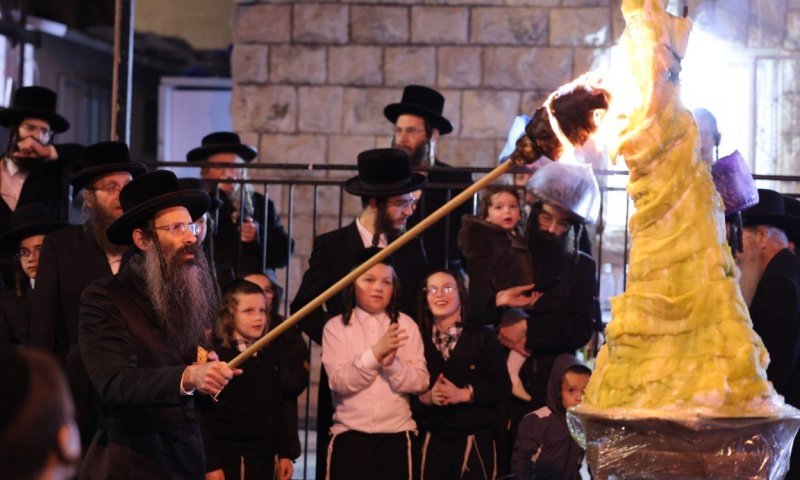 תיעוד מרהיב: מעמד ההדלקה בחצר הקודש סטריקוב