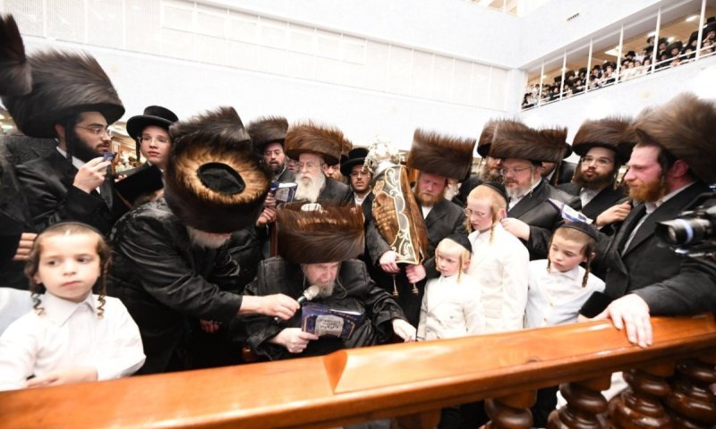 ספר התורה הוכנס לביהמ"ד הגדול בעלזא לזכרו של הבחור מנחם מנדל אלבוים ז"ל