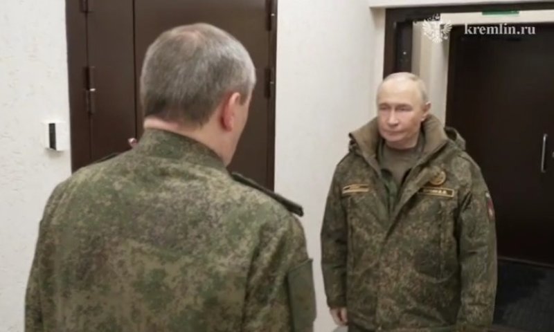 במהלך סקירת תרגילים צבאיים: הנשיא פוטין תועד במדי צבא לצד הרמטכ"ל שלו