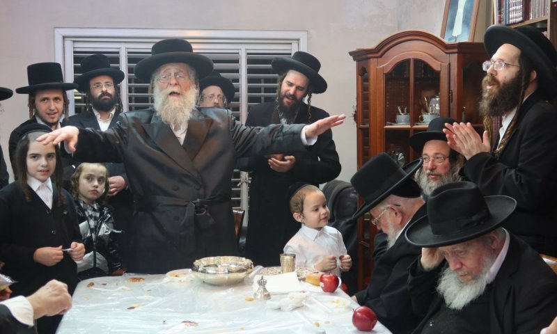 רחוב רבי עקיבא 73: מעמד ההדלקה אצל ר' חיים יוסל בידרמן