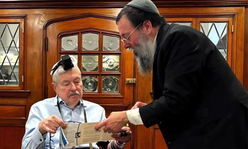 בגיל 79: המושל לשעבר הניח תפילין בפעם הראשונה בחייו