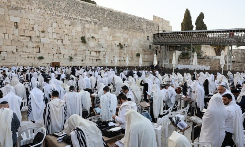 מזעזע: נשות הכותל חוללו פרובוקציה עם ספר תורה מונף אל על בביזיון